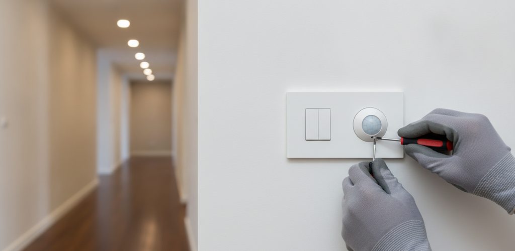Bewegungsmelder mit Lichtschalter kombinieren: Varianten, Dauerlicht