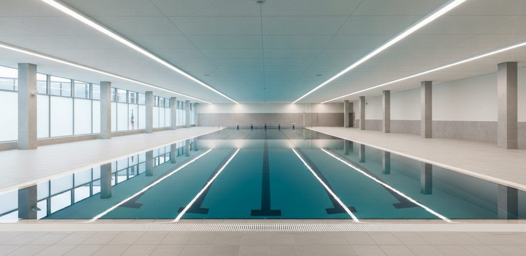 Hallenbad 24 × 11,6 m: 300 oder 500 Lux, 18 oder 28 Leuchten