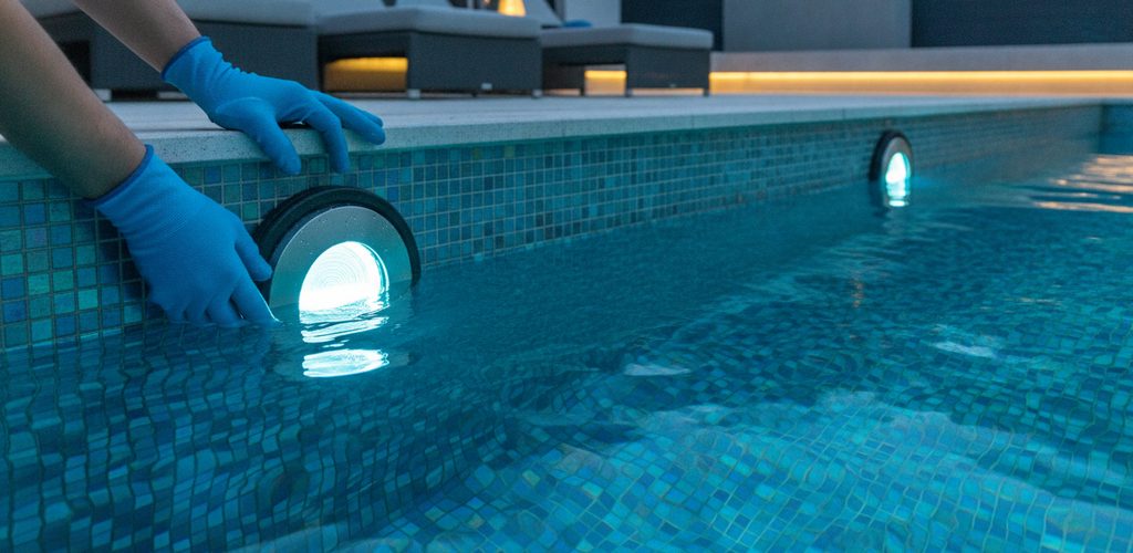 LED-Poolscheinwerfer installieren: Schutzkleinspannung und Abdichtung
