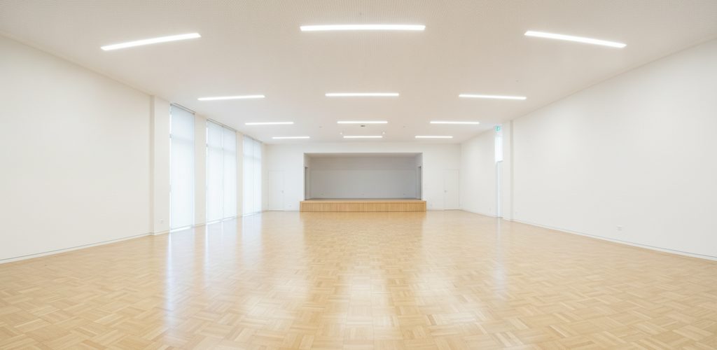 Mehrzwecksaal 180 m²: 326 Lux mit 8 Leuchten dank heller Wände
