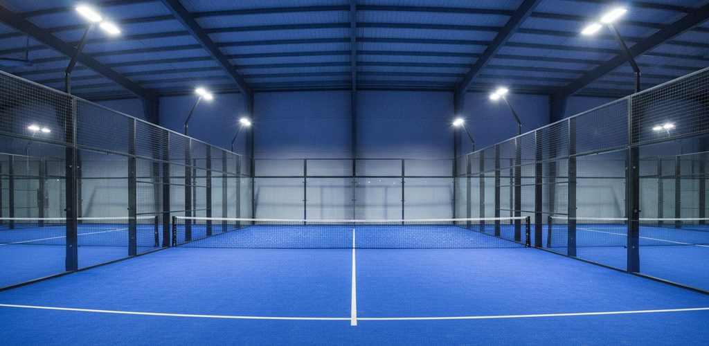 Padel-Halle mit 750 Lux: 30 Linearleuchten à 60 W in 6 m Höhe