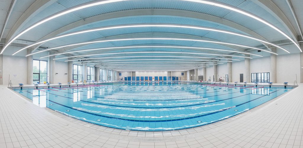 Schwimmbad und Erlebnisbad beleuchten: Lux-Werte, IP68 und Steuerung