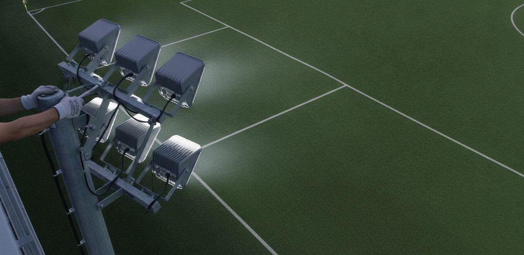 Sportplatz-Flutlicht installieren: Masthöhe, Ausrichtung, Prüfung