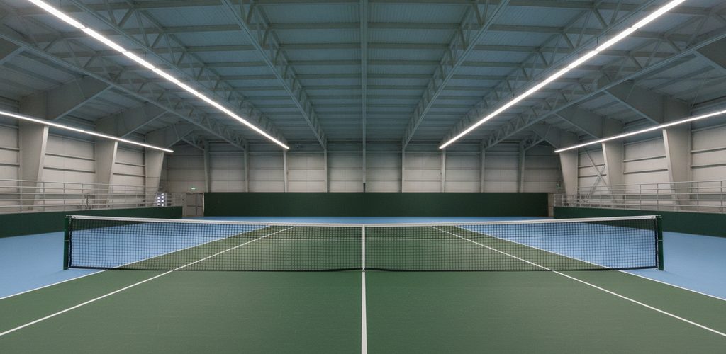 Tennisplatz mit 300 Lux: 40 LED-Linearleuchten à 88,9 W