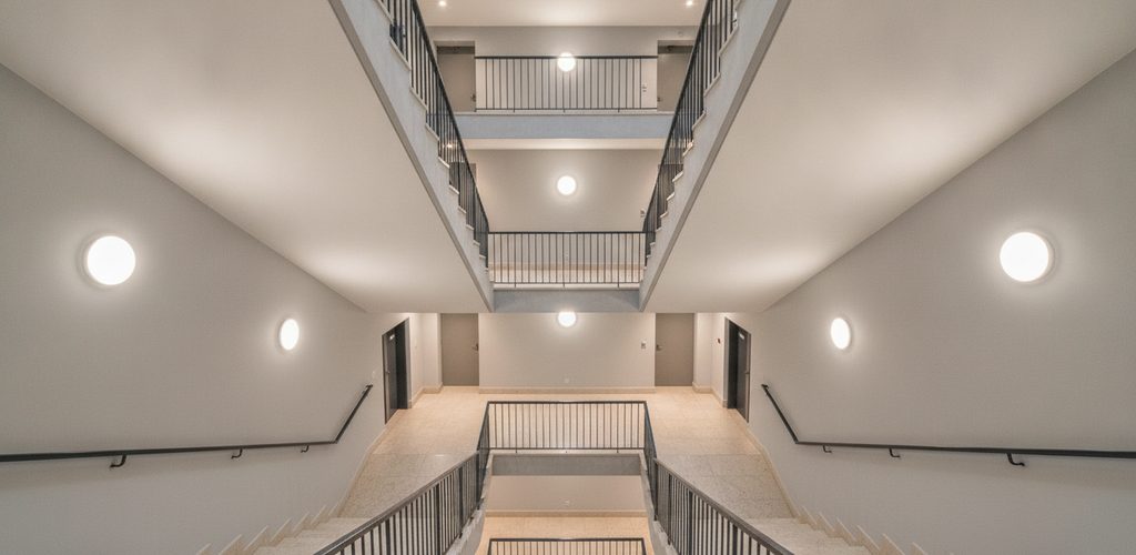 Treppenhaus im Mehrfamilienhaus: 16 Leuchten, 5 Berechnungsebenen